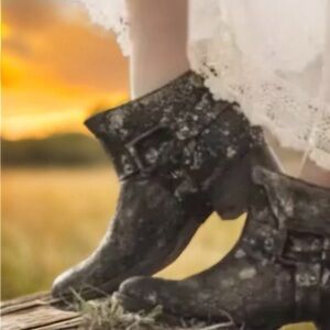 Free Bird by Steven Phlow Black Gold Metallic Harness Boot. Size 9M